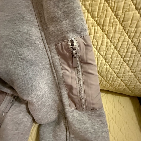 The North Face Men’s Light Gray Quilted & Fleece Hooded Bomber Jacket - Picture 8 of 10